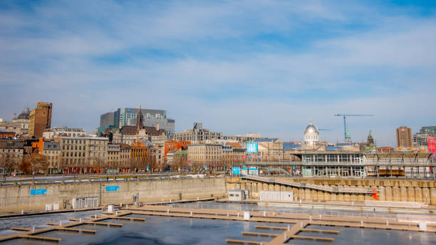 따뜻한 겨울 날 몬트리올의 포퓰러 올드 포트의 촬영. - montreal harbor old commercial dock 뉴스 사진 이미지