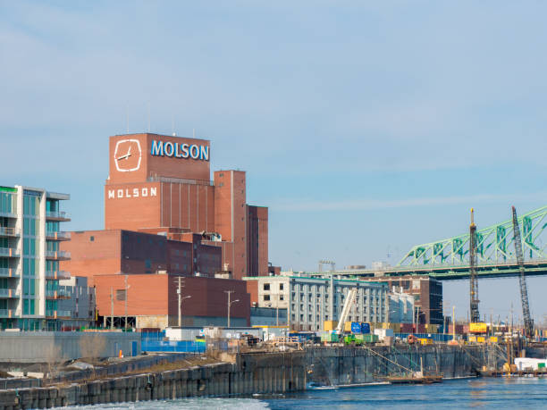 la brasserie old molson, fondée en 1786, est située le long du fleuve saint-laurent à montréal et déménagera à longueuil en 2020. - montreal harbor old commercial dock photos et images de collection