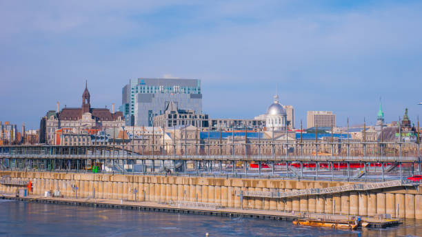 따뜻한 겨울 날 몬트리올의 포퓰러 올드 포트의 촬영. - montreal harbor old commercial dock 뉴스 사진 이미지