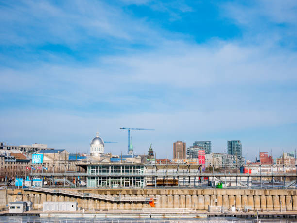 따뜻한 겨울 날 몬트리올의 포퓰러 올드 포트의 촬영. - montreal harbor old commercial dock 뉴스 사진 이미지