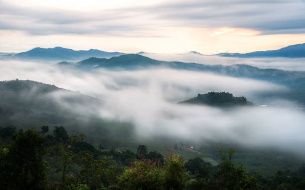 alvorecer da montanha com o mar das nuvens - sea of clouds - fotografias e filmes do acervo