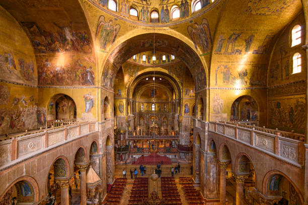 l'arte della decorazione a mosaico dell'interno della basilica di san marco, la chiesa cattedrale di venezia, italia - cathedral italy venice italy inside of foto e immagini stock