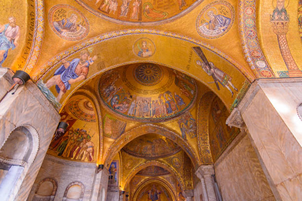 l'arte della decorazione a mosaico dell'interno della basilica di san marco, la chiesa cattedrale di venezia, italia - cathedral italy venice italy inside of foto e immagini stock