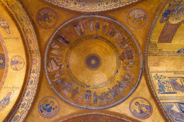 l'art de décoration de mosaïque de l'intérieur de la basilique de rue marc, l'église de cathédrale de venise, italie - st marks cathedral photos et images de collection