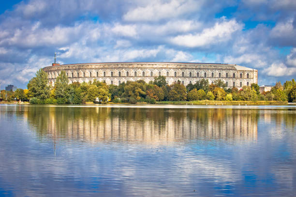 reich kongresshalle oor kongresszusi terem és a dokumentációs központ az egykori náci pártgyűlési területeken nürnbergben - reichsparteitagsgelände témájú stock jellegű vizuális alkotások, jogdíjmentes fotók és képek