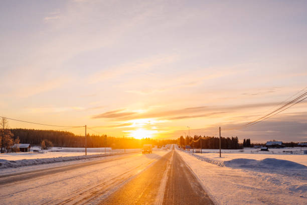 carretera de invierno en norrland suecia sunrise por la mañana - norrland fotografías e imágenes de stock