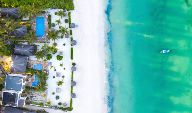vista aérea del resort de vacaciones de lujo en zanzíbar - swimming pool resort swimming pool poolside sea fotografías e imágenes de stock