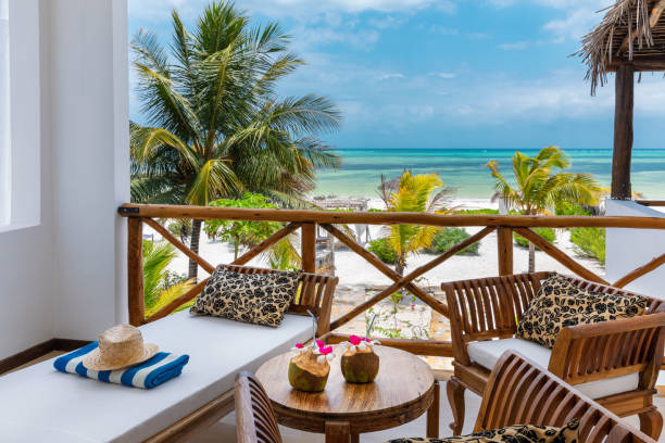 bungalow frente a la playa con vistas al mar - lugar turístico fotografías e imágenes de stock