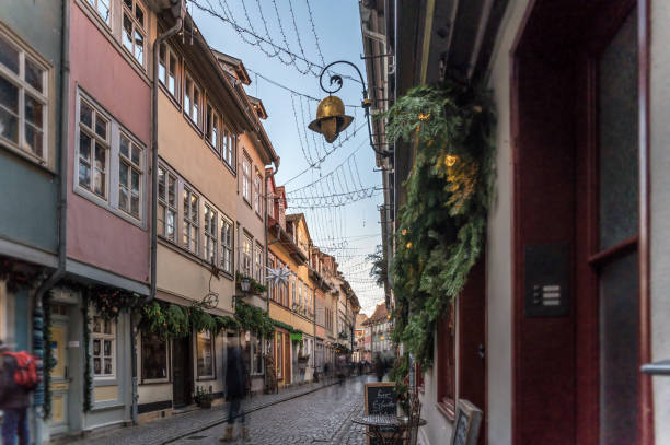 vicolo pittoresco con piccoli negozi sul krämerbrücke a erfurt - krämerbrücke foto e immagini stock