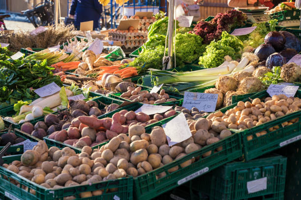 obst- und gemüseständer mit frischen regionalen produkten und preisschildern in deutscher sprache - turnip leaf vegetable green freshness stock-fotos und bilder