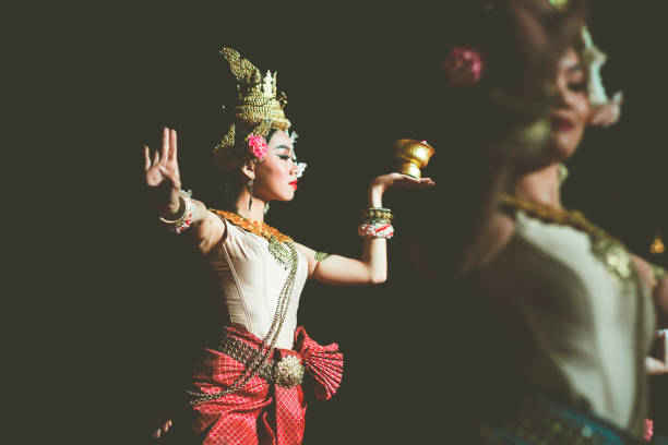 traditioneller berühmter kambodschanischer tanz apsara. tänzer in traditionellen kostümen. kambodscha, siem reap 2019-12-27 - cambodia traditional culture ancient angkor stock-fotos und bilder