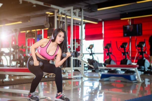 fitness mujeres asiáticas realizando ejercicios de entrenamiento con deporte mancuerna en el interior del gimnasio deportivo y fitness club de salud con equipo de ejerciciodeportivo gym fondo. - exercising sports training sport gym fotografías e imágenes de stock