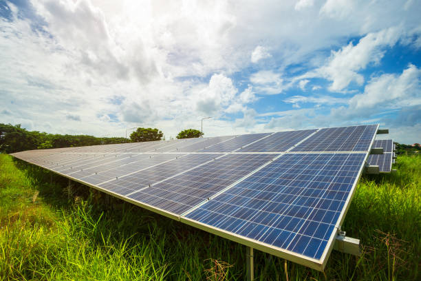 pannello solare su sfondo cielo blu, concetto di energia alternativa, energia pulita, energia verde. - solar collector foto e immagini stock