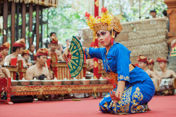 bella giovane donna balinese in costume da ballerina etnica - danza del legong immagine foto e immagini stock