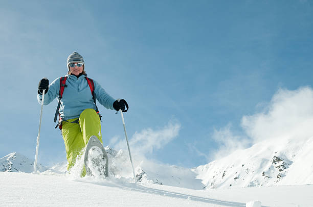 randonnée en raquettes - snowshoeing snowshoe women shoe photos et images de collection