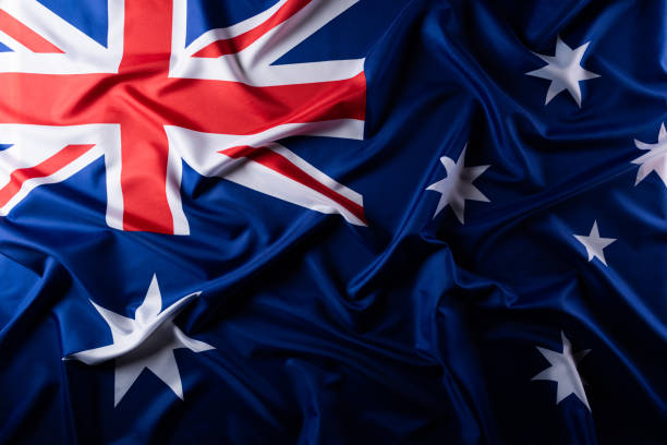 concetto di giornata in australia. bandiera australiana con il testo happy australia day su sfondo lavagna. 26 gennaio. - australian flag foto e immagini stock