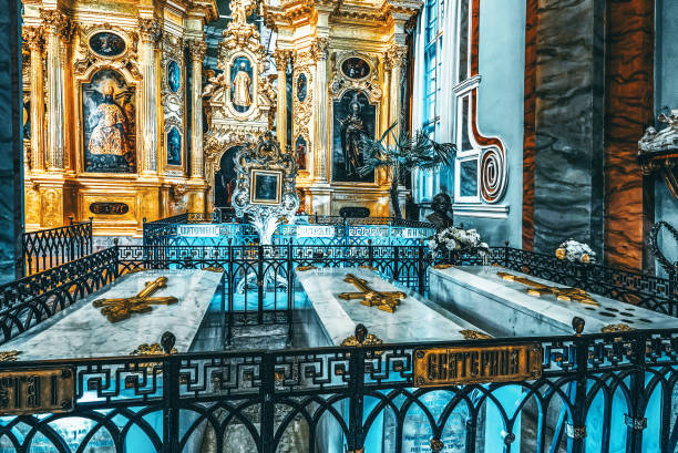 ピーターとポール要塞の中、ロシア皇帝の墓。サンクトペテルブルク。 - inside of indoors castle column ストックフォトと画像