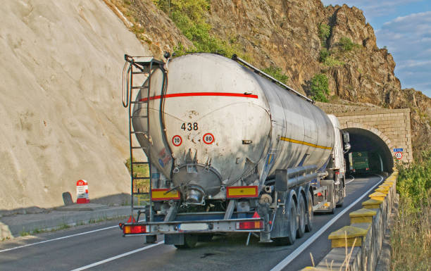 os petroleiros de combustível automotivos que enviam o combustível - truck close up fuel tanker semi truck - fotografias e filmes do acervo