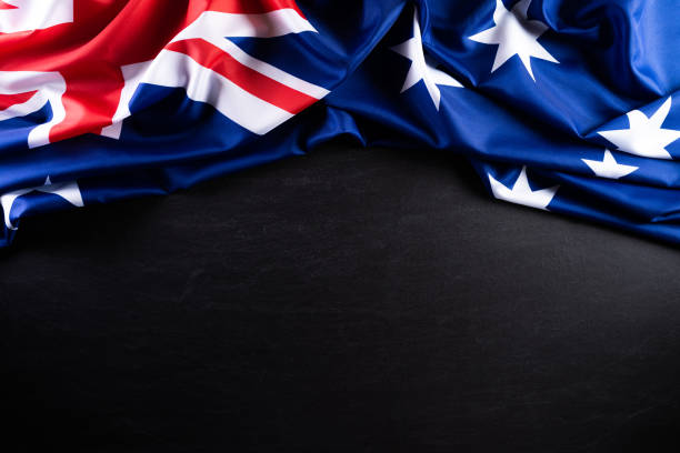 concetto di giornata in australia. bandiera australiana con il testo happy australia day su sfondo lavagna. 26 gennaio. - australian flag foto e immagini stock