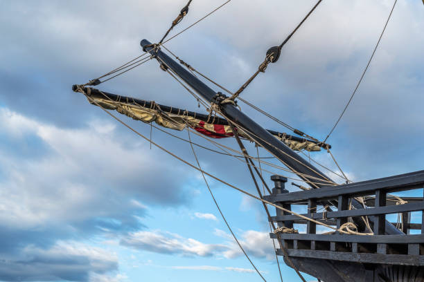 mâts et gréement du vieux bateau de pirate sur l'arrière-plan du ciel bleu nuageux - cable winch sailing yacht sport photos et images de collection