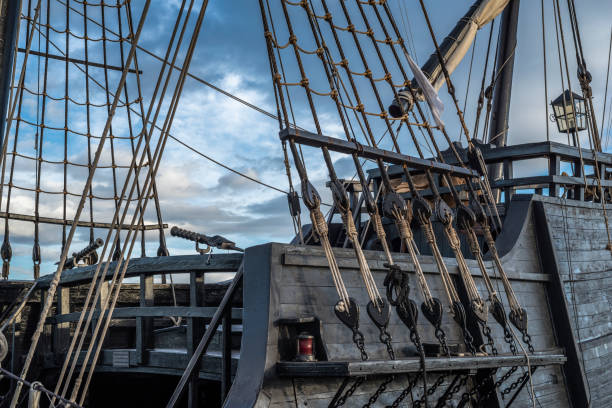 rigging eines alten piratenschiffs im hafen von torrevieja, alicante, spanien 2019 - mast stock-fotos und bilder
