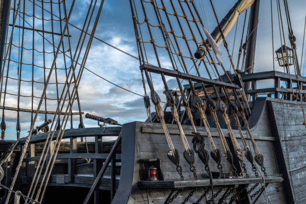 sartiame di una vecchia nave pirata nel porto di torrevieja, alicante, spagna 2019 - beach rope nautical vessel harbor foto e immagini stock