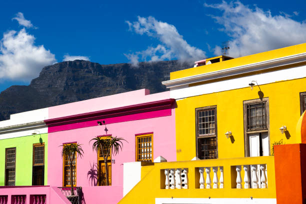 colored houses in bo kapp, a district of cape town, south africa known for it's houses painted in vibrant colors - doctor wom imagens e fotografias de stock