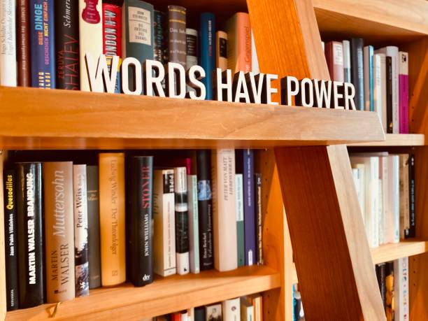 libreria e testo le parole hanno potere - hardcover book education single word horizontal foto e immagini stock