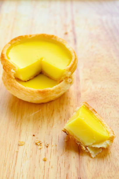 seitenansicht frische eitorte mit einem viertel aus nächster nähe ausgeschnitten - egg tart stock-fotos und bilder