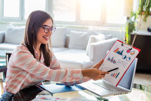 socios jefede mujeres de negocios presentando nuevas ideas de proyectos en gráficos y gráficos. concepto del informe de estudio de business woman hands - economist fotografías e imágenes de stock