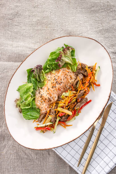 crystal noodles with fried beef and vegetables on white plate on fabric background - crystal noodles imagens e fotografias de stock