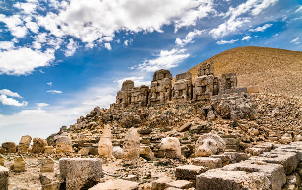 kolossale statuen bei nemrut dagi in der türkei - nemrud dagh mountain turkey history stock-fotos und bilder