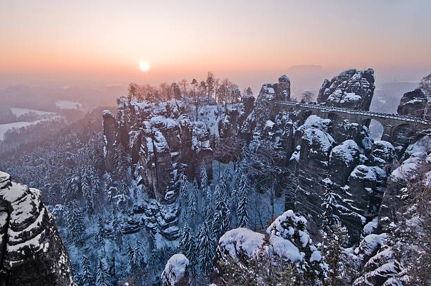 o bastei no inverno - basteifelsen - fotografias e filmes do acervo