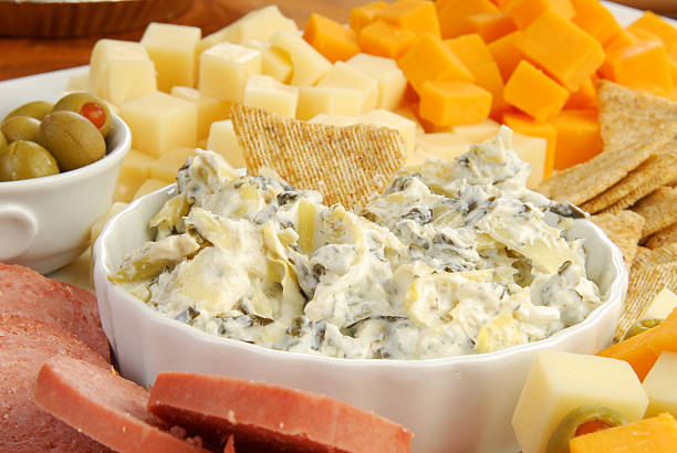 spinich tuffo di carciofo - cheese tray cube swiss cheese foto e immagini stock