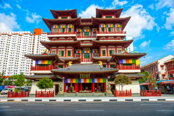 il tempio della reliquia del dente del buddha a chinatown, singapore - temple singapore city singapore buddhism foto e immagini stock