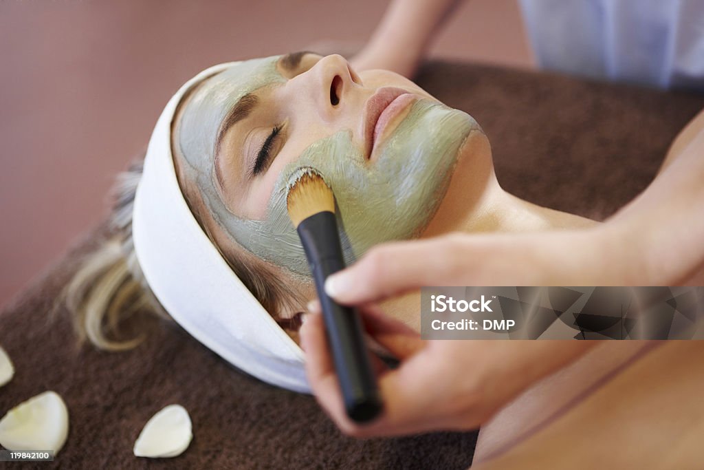 Primo piano di donna ottenere trattamento viso in day spa - Foto stock royalty-free di 25-29 anni