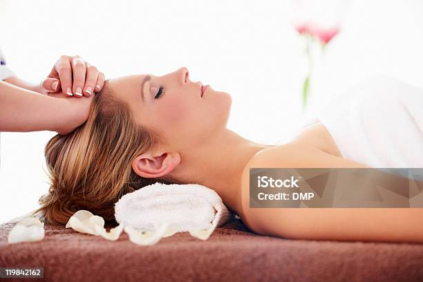 Hermosa Mujer Recibiendo Tratamiento De Belleza Foto de stock y más banco de imágenes de Acostado - Acostado, Acostado de espalda, Actividades recreativas