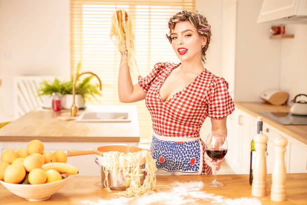 feliz mujer en la cocina. - 16713 fotografías e imágenes de stock