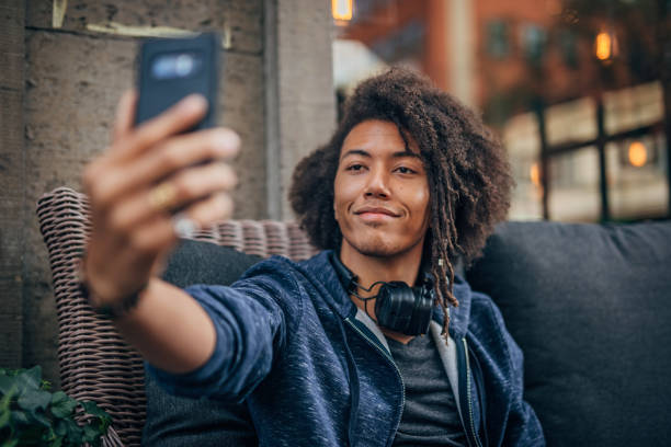 współczesny człowiek robi selfie - sidewalk cafe cafe stockholm sweden zdjęcia i obrazy z banku zdjęć