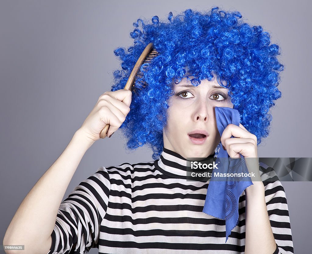 Portrait de fille triste avec Cheveux teints en bleu et peigne. - Photo de Admirer le paysage libre de droits