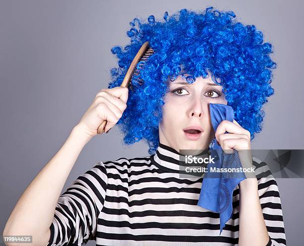 Photo libre de droit de Portrait De Fille Triste Avec Cheveux Teints En Bleu Et Peigne banque d'images et plus d'images libres de droit de Admirer le paysage