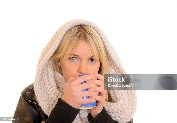 Mujer Joven Bebiendo Congelación Foto de stock y más banco de imágenes de Adulto - Adulto, Adulto joven, Agarrar