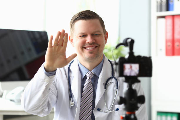 docteur avec le stéthoscope - beautiful indoors looking at camera cheerful photos et images de collection