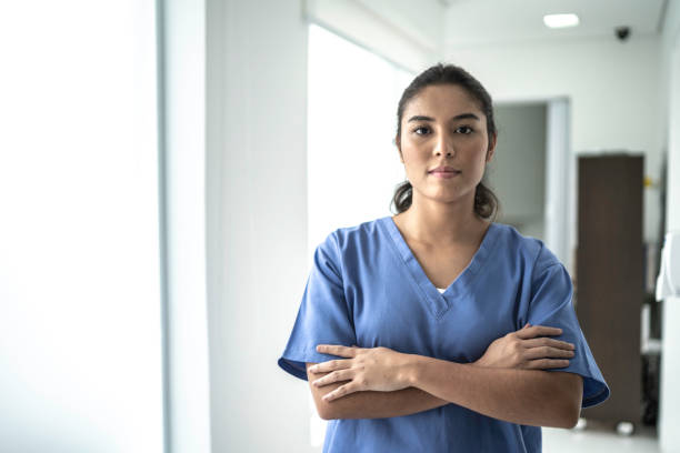 ritratto di infermiera donna in ospedale - serious nurse doctor ethnic foto e immagini stock