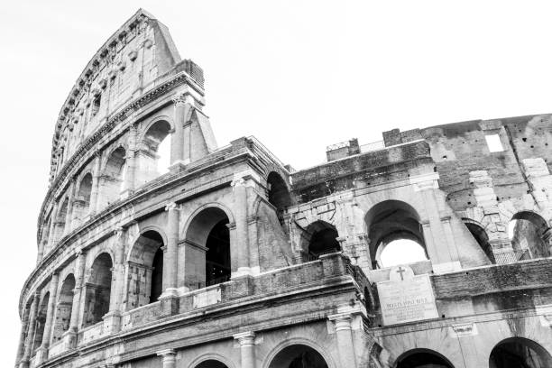 fotos em preto e branco do antigo coliseu de roma - travel tourist roman forum rome - fotografias e filmes do acervo