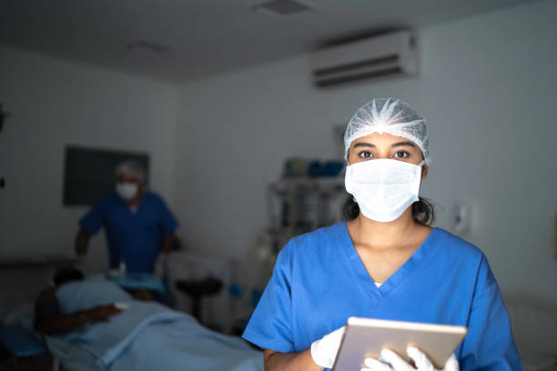 병원에서 수술에서 태블릿을 사용하여 여성 간호사의 초상화 - computer medical student hospital nurse 뉴스 사진 이미지