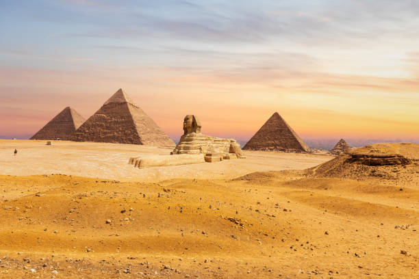 기자 사막, 그레이트 스핑크스와 피라미드, 이집트의 전망 - sphinx night pyramid cairo 뉴스 사진 이미지