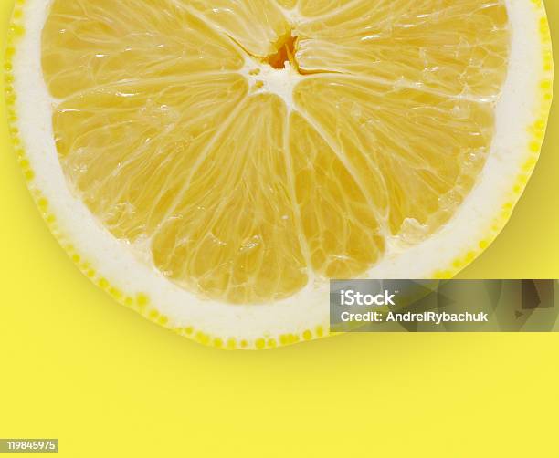Plasterek Cytryny Na Żółtym - zdjęcia stockowe i więcej obrazów Barwne tło - Barwne tło, Cytryna, Część