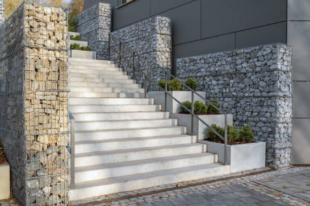 눈길을 끄는 으로 가비온 울타리와 현대 콘크리트 계단 - gabion wall 뉴스 사진 이미지