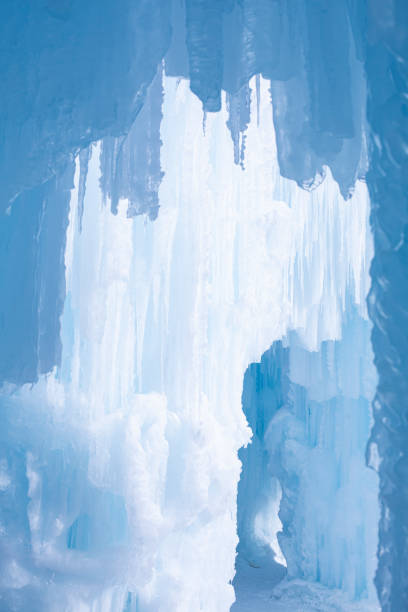 파란색과 흰색의 냉동 겨울 얼음 배경 - ice sculpture built structure snow ice 뉴스 사진 이미지